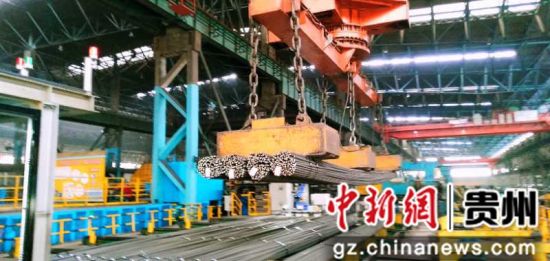 圖為焊好的標牌被行車(chē)吊走裝車(chē)。
